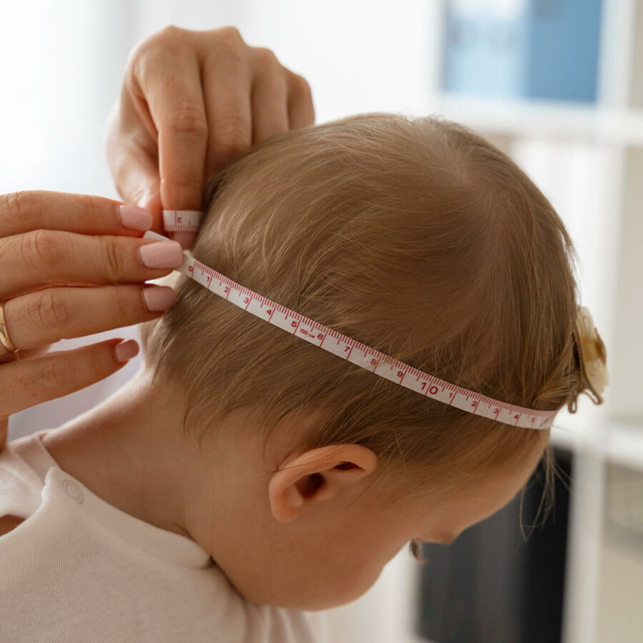 Imagem doctor-measuring-baby-side-view 1 1